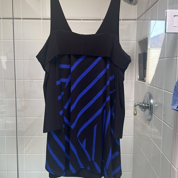 Joseph Ribkoff tunic with cut out shoulders. - Picture 4 of 4